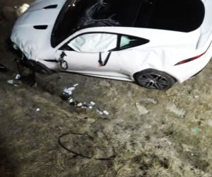 Stary Sącz. Luksusowy jaguar DACHOWAŁ w przydrożnym rowie. Kierowcy nic się nie stało