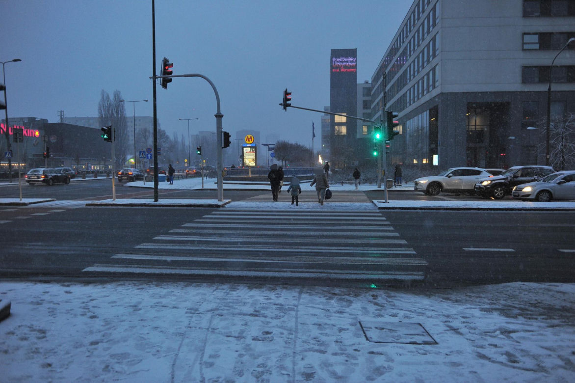Totalny atak zimy nadciąga do Warszawy. Nawet 15 cm śniegu i silne wichury. Przeszywające zimno