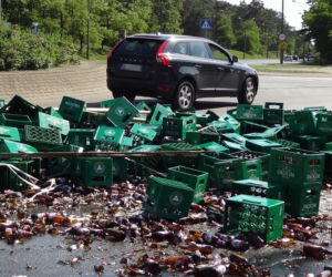 Tysiące litrów piwa rozlało się na rondzie we Włocławku