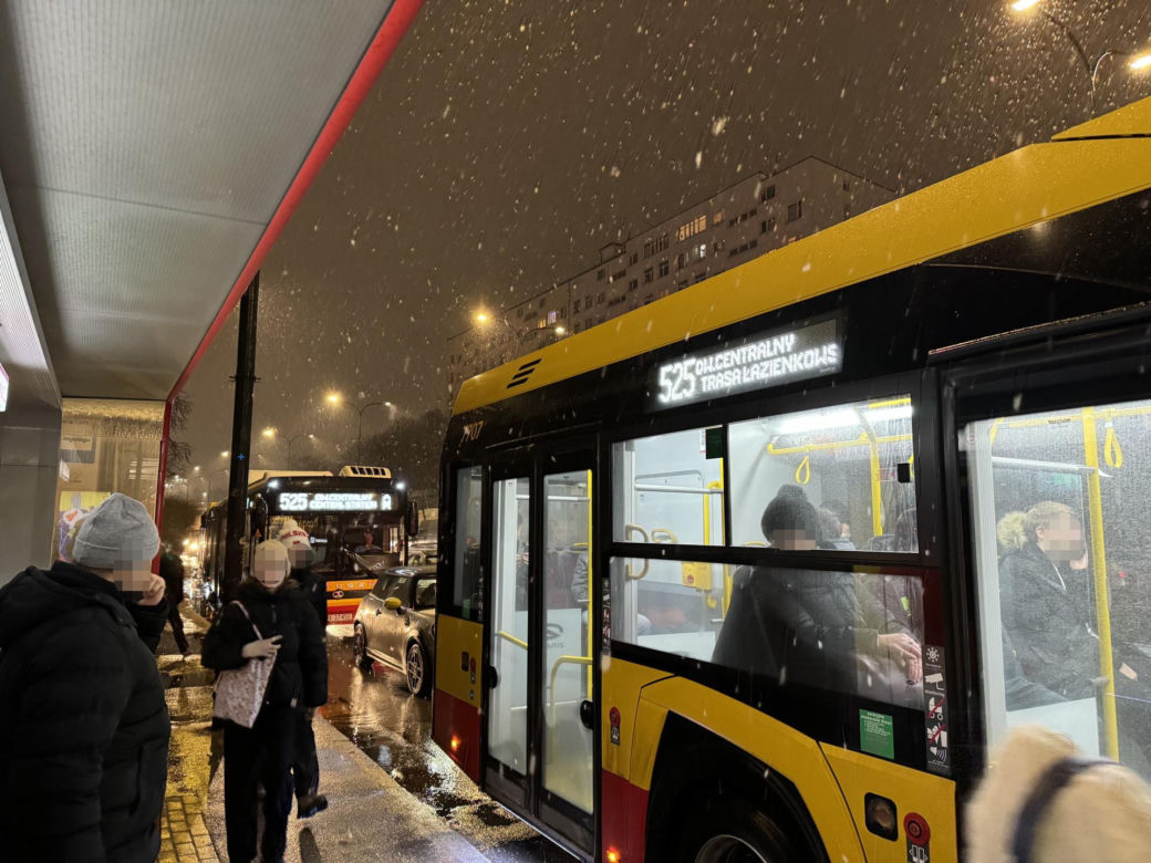 Totalny paraliż Warszawy. Gigantyczne opóźnienia autobusów i tramwajów, kierowcy w korkach