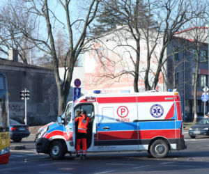 Zderzenie suzuki z karetką na sygnale na skrzyżowaniu Zamienieckiej z Ostrobramską