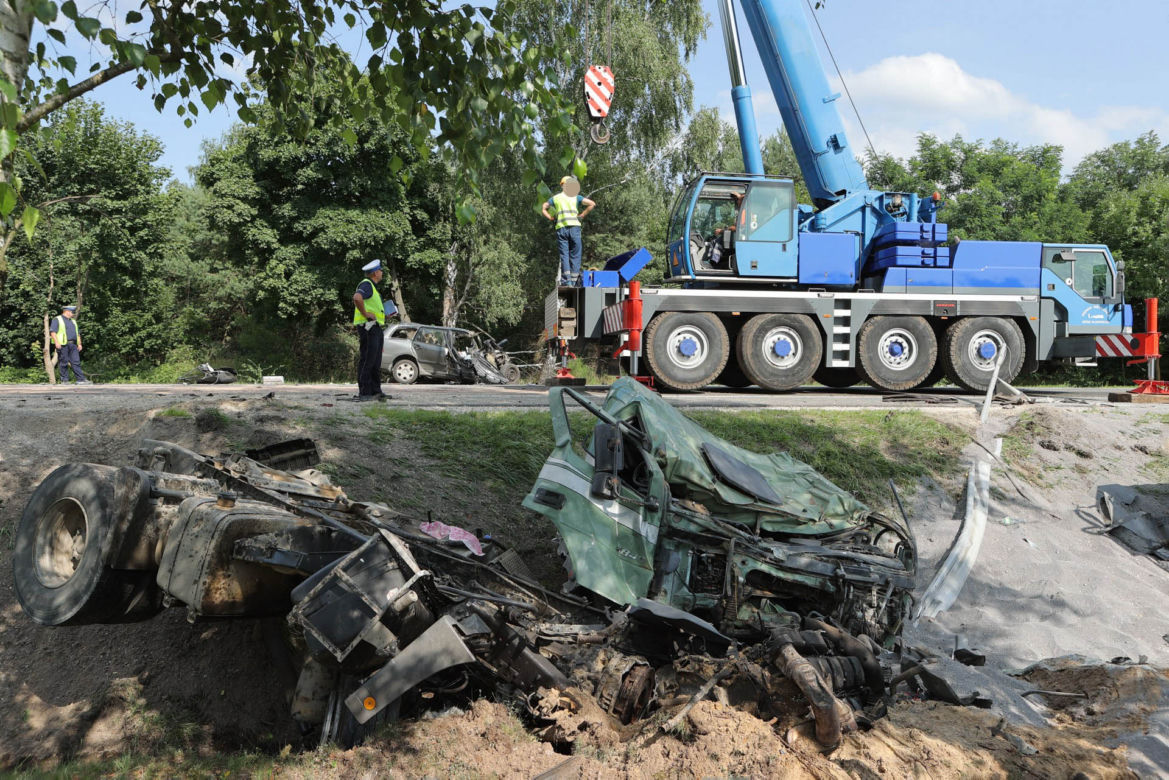 Czołowe zderzenie osobówki i TIR-a