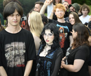 Fani i fanki czekają na System of a Down i Queens of the Stone Age! Zobacz zdjęcia spod PGE Narodowego