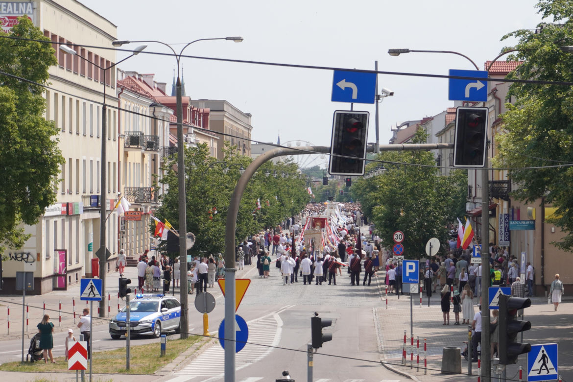 Boże Ciało 2024. Tłumy wiernych przeszły w procesji ulicami Białegostoku