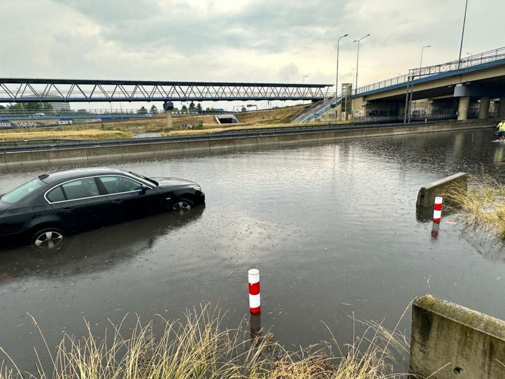 Totalna nawałnica w Warszawie. Samochody zatonęły na drodze