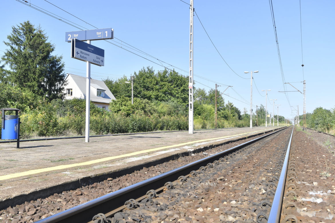 Nowe pociągi nie zmieszczą się w peronie. Kolejarze usuwają połączenie z Warszawą 