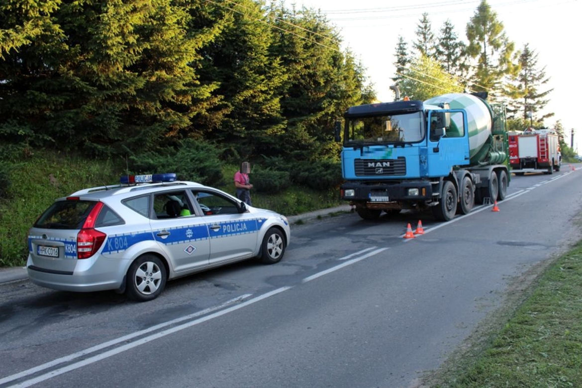 Zalany wpadł pod betoniarkę