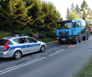 Zalany wpadł pod betoniarkę