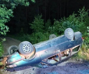 17-latek nie żyje. Szokujące ustalenia po dachowaniu volkswagena. Cztery osoby jechały na dachu
