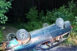 17-latek nie żyje. Szokujące ustalenia po dachowaniu volkswagena. Cztery osoby jechały na dachu