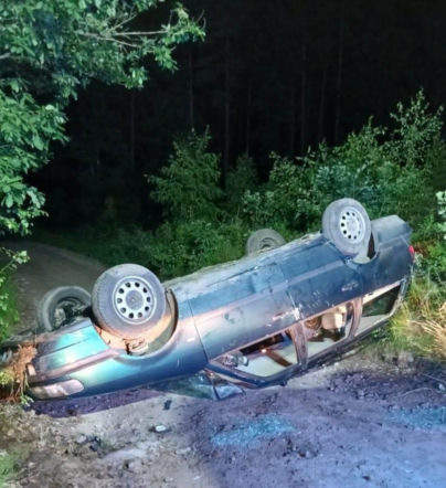 17-latek nie żyje. Szokujące ustalenia po dachowaniu volkswagena. Cztery osoby jechały na dachu
