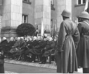 Uroczystości 3 Maja na starych fotografiach. Wielkie defilady i piękne stroje! [ZDJĘCIA]