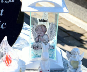 W Wielkanoc na cmentarzu główkę Milanka zmiażdżyła płyta nagrobna. Dramat się nie kończy. Miejsca tragedii strzegą aniołki