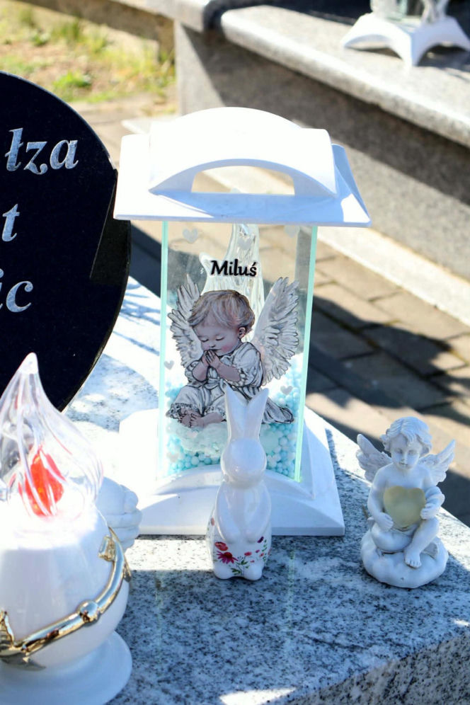 W Wielkanoc na cmentarzu główkę Milanka zmiażdżyła płyta nagrobna. Dramat się nie kończy. Miejsca tragedii strzegą aniołki