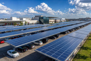Słońce nad betonem świeci tak samo jak nad polem rzepaku. Betonowe pustynie mogą, jak we Francji, dawać cień i produkować energię