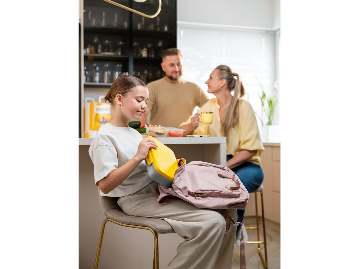 Uczennica pakuje lunchbox do plecaka