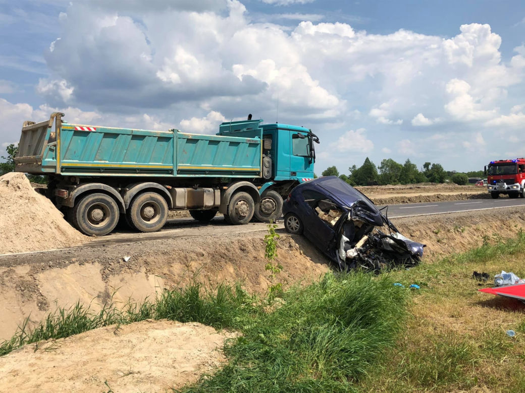 Kondrajec Szlachecki. Dwie osoby zginęły w wypadku na DK nr 7! Ich renault zmiażdżyła ciężarówka