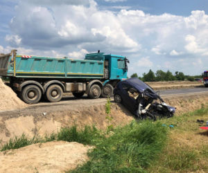 Kondrajec Szlachecki. Dwie osoby zginęły w wypadku na DK nr 7! Ich renault zmiażdżyła ciężarówka