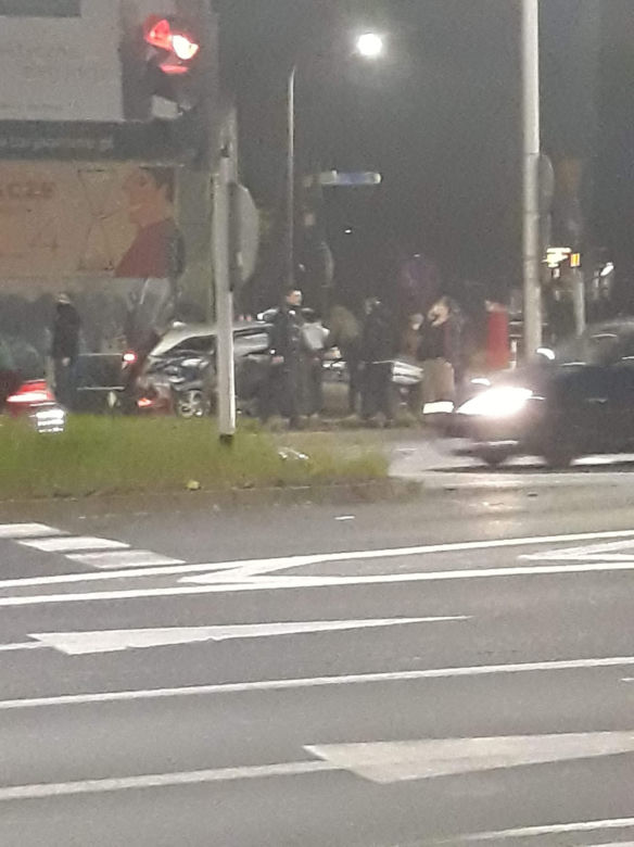 Dramatyczny wypadek radiowozu w centrum Częstochowy. Ranni policjanci trafili do szpitala [ZDJĘCIA]