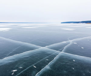 Zamarznięte Jezioro Żywieckie. Jak niebezpieczne może być wjeżdżanie na lód?