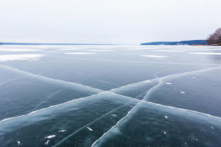 Zamarznięte Jezioro Żywieckie. Jak niebezpieczne może być wjeżdżanie na lód?