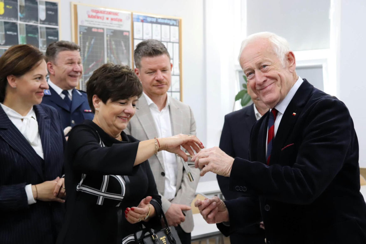 W Liceum Ogólnokształcącym w Górze otwarto nowoczesną pracownię chemiczną [ZDJĘCIA]