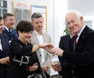 W Liceum Ogólnokształcącym w Górze otwarto nowoczesną pracownię chemiczną [ZDJĘCIA]