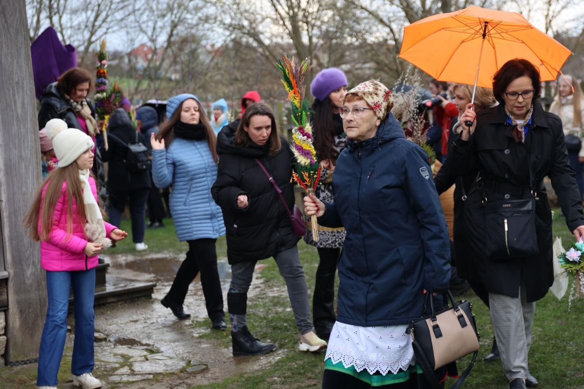 Niedziela Palmowa w lubelskim skansenie. Wokół kościoła z Matczyna przeszła procesja