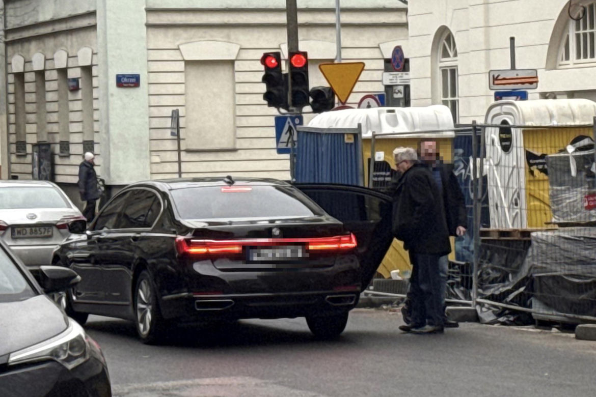 Bronisław Komorowski gnał do krawca z dżinsami. Po drodze złamał prawo!