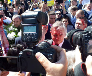 Ambasador Rosji oblany krwią. Skandal na cmentarzu żołnierzy radzieckich w Warszawie 