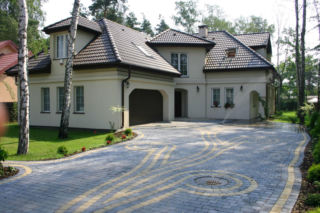Jakiej grubości powinna być kostka na podjazd do garażu? Odpowiada ekspert