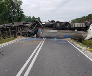 Wypadek na DK 5 pod Bydgoszczą! Przewróciła się cysterna z mlekiem [ZDJĘCIA] 