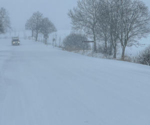 Ostróda w centrum śnieżycy. Burmistrz nocą ratował ludzi. Kierowcy nocowali w urzędzie