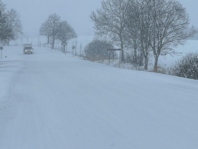 Ostróda w centrum śnieżycy. Burmistrz nocą ratował ludzi. Kierowcy nocowali w urzędzie