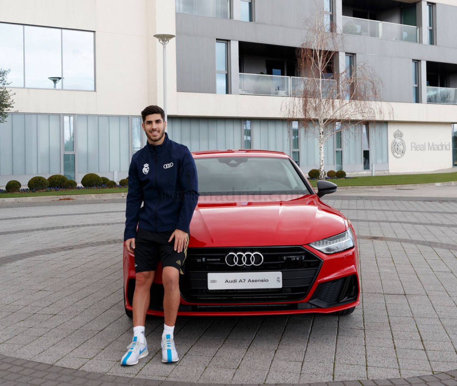 Piłkarze drużyny Real Madryt odebrali nowe samochody Audi