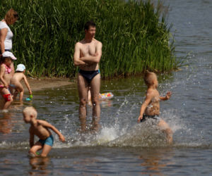 TUTAJ TONĄ LUDZIE.