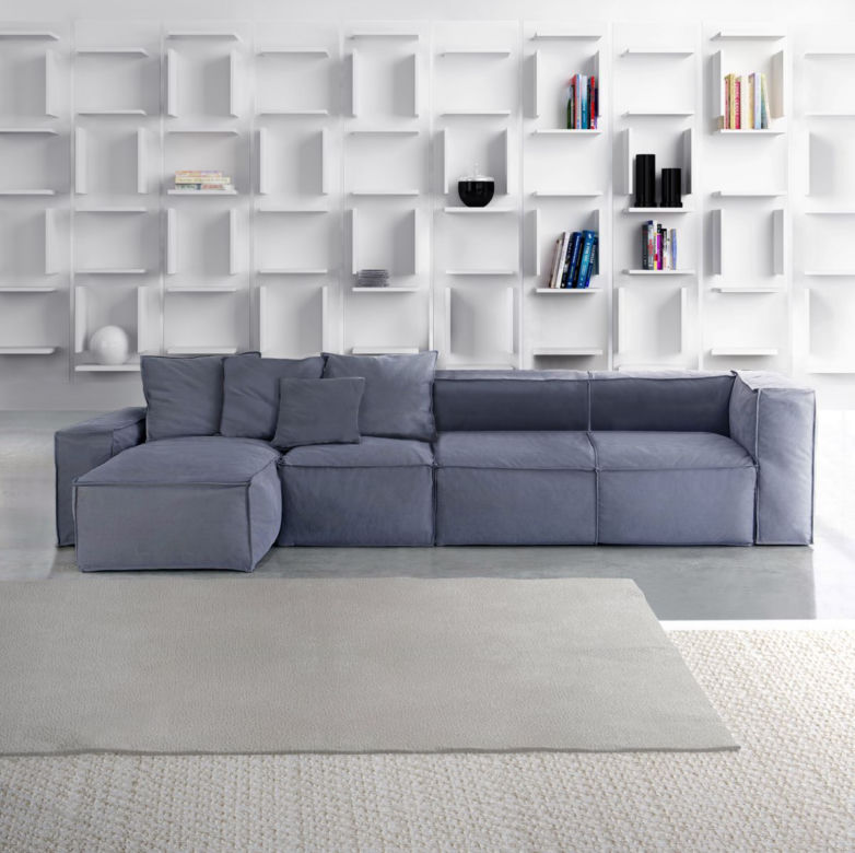 Narożna sofa w białym salonie