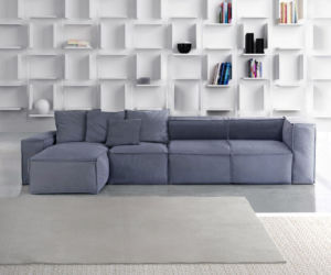 Narożna sofa w białym salonie