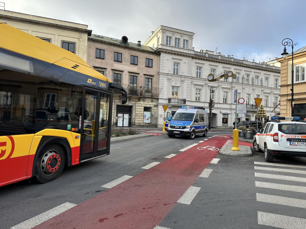 Koszmarny wypadek przy palmie. Autobus przejechał pieszą, a ulicą polała się krew