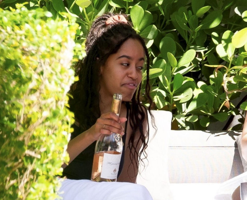 Malia Obama pije szampana z koleżankami