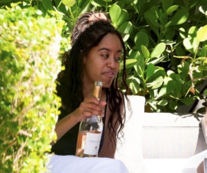 Malia Obama pije szampana z koleżankami