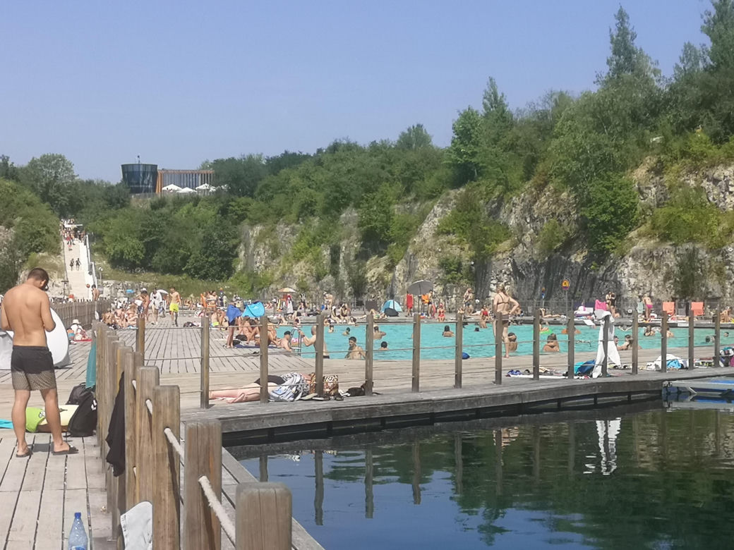 Zakrzówek. Kolejki do wejścia na kąpielisko