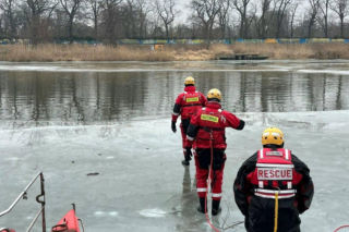 Tragedia na Dolnym Śląsku. Wędkarz wpadł pod lód na Jeziorze Leśniańskim