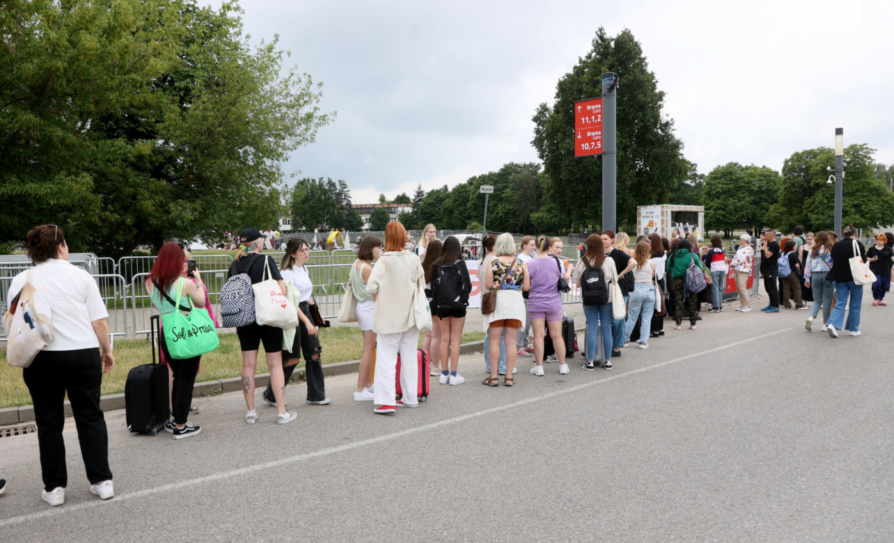 Harry Styles w Polsce - tak wyglądał plac przed stadionem na kilkanaście godzin przed koncertem.