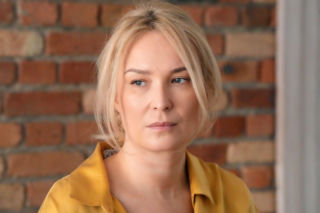 Barwy szczęścia odc. 3392 po wakacjach. Karolina (Marta Dąbrowska)