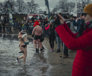XIV Kąpiel dla odważnych. Morsy wykąpały się na Plaży Miejskiej w Ełku