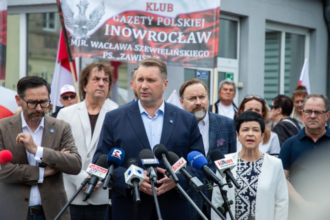 Przemysław Czarnek i Daniel Obajtek protestują przed „Solino”
