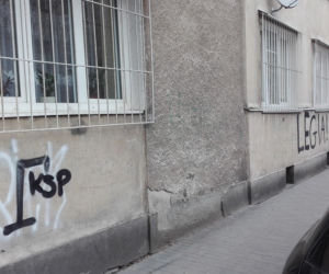Coraz więcej symboli, napisów i obraźliwych haseł na praskich budynkach