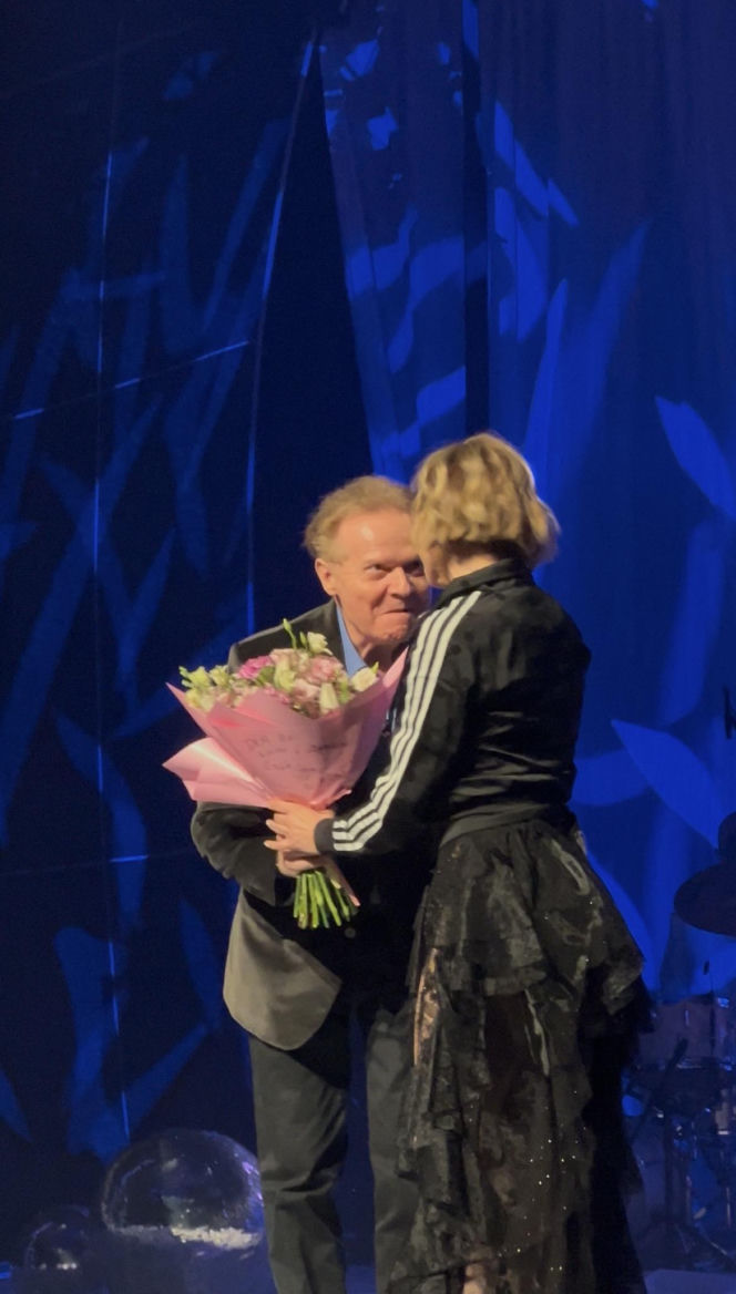 Michał Bajor na koncercie Anny Wyszkoni. Wskoczył do niej na scenę