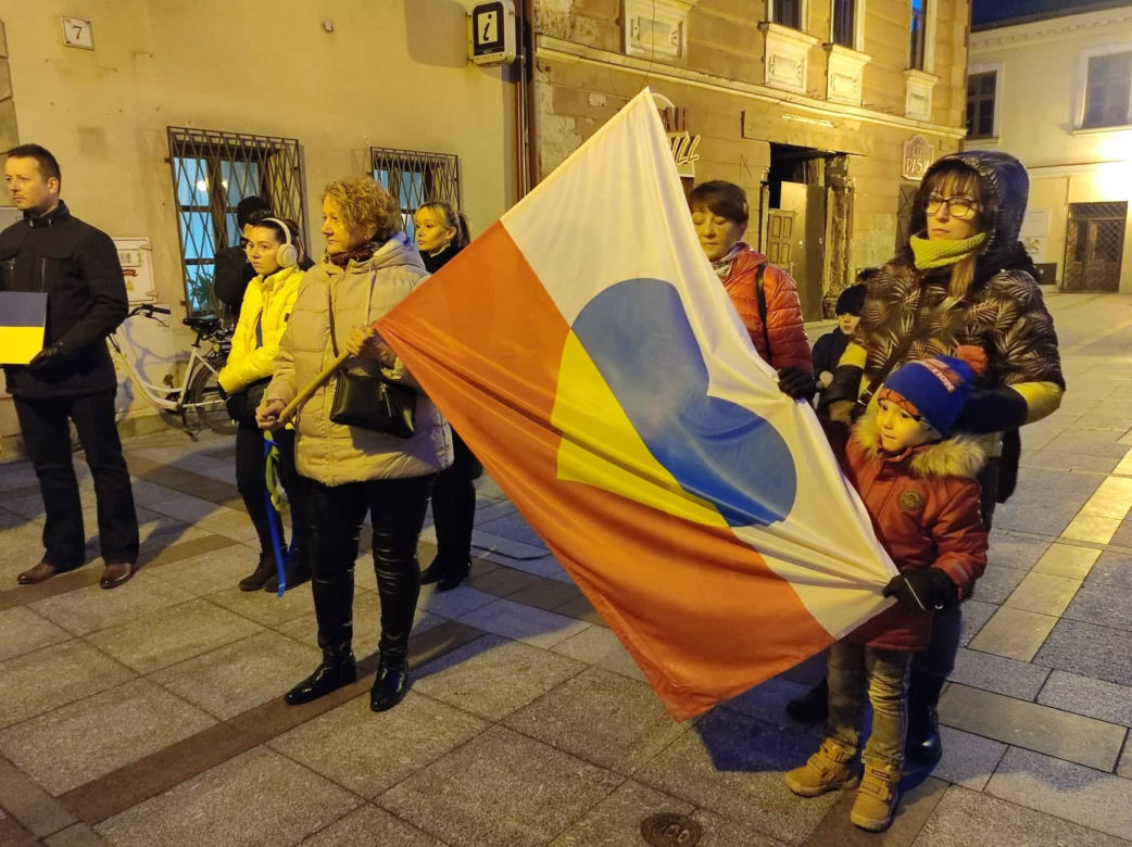 Tarnów pokazał solidarność z Ukrainą. Zapłonęły żółte-niebieskie znicze [ZDJĘCIA]